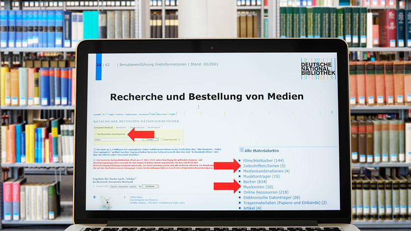 Aufgeklappter Laptop vor einem Bücherregal, auf dem Bildschirm ist die Webseite des Online-Katalogs der Deutschen Nationalbibliothek zu sehen.